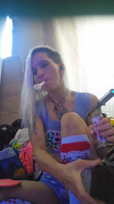 Window Peaking Wednesday!! 😶‍🌫️🫠🐈💯