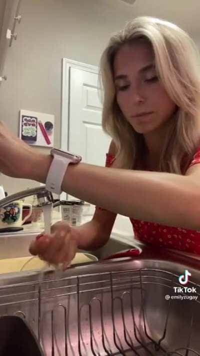 Thanks I hate it how she cleans her chips that are supposed to be spicy 🤢