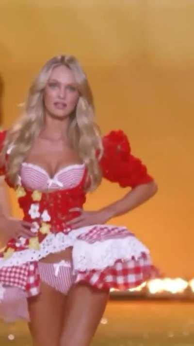 Candice opening the “Country Girls” segment in the 2007 VS Fashion Show.