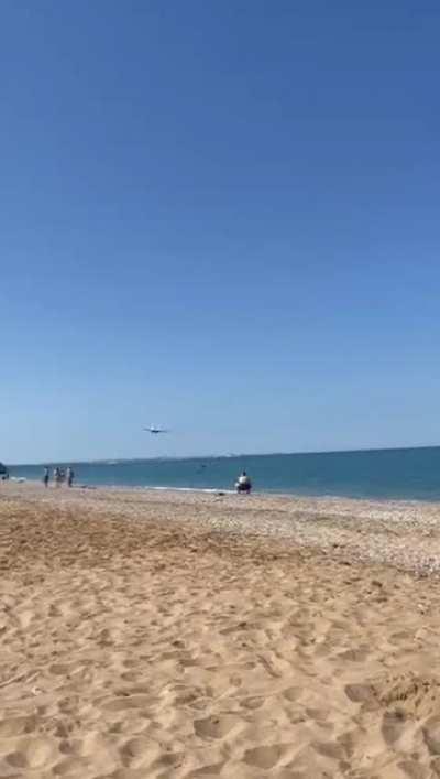 🇷🇺 Sukhoi Su-35 flying over a beach in Orlovka, Crimea [video]