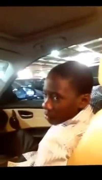 Mucalol pedindo pra tirar foto em um porshe