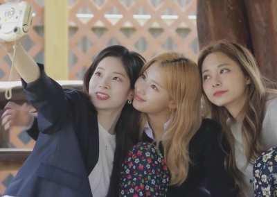 210716 Tzuyu, Sana and Dahyun taking a selfie