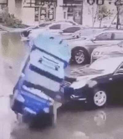 This blue little car
