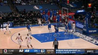 [Highlight] Porzingis rejects PG at the rim