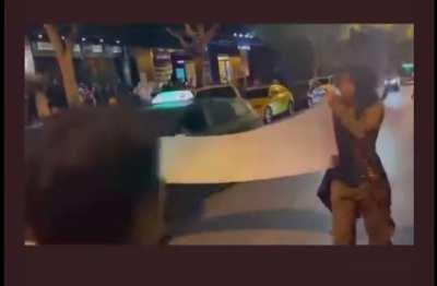 Today tow girls marched with a banner that proclaimed “要 ，不要 ”(yes to ,no to ) on Xiangyang North Road