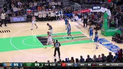 [Highlight] Jalen Brunson's put up 40 on the Bucks with this euro finish through contact