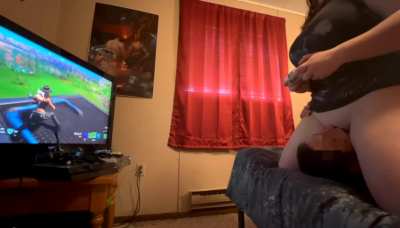 Riding his face while I play fortnite 