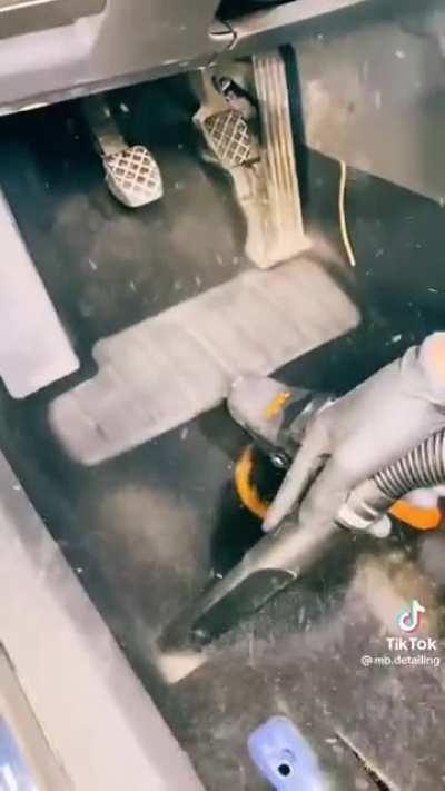 the way this car detailer removes dirt from the carpet
