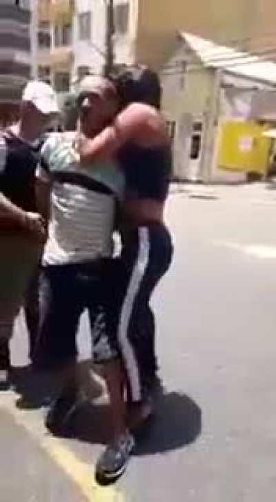 BJJ Girl chokes a robber and hand him to police