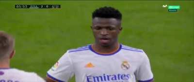 Vinicius getting standing ovation from Bernebeu crowd.