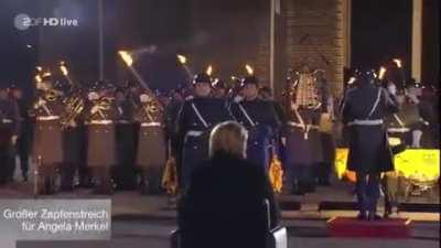Hermoso homenaje de despedida a Merkel.