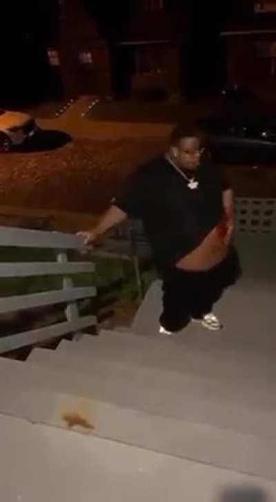 adam vurulduktan sonra yiyecek istiyor