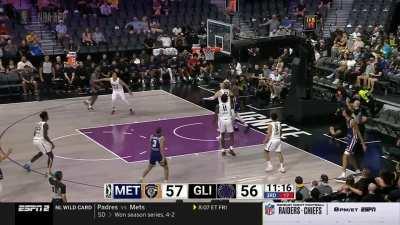 [Highlight] Victor Wembanyama drains a fadeaway corner 3