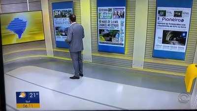 RBS TV (filial da Globo no RS) mostrando capas dos jornais pela manh&atilde;.