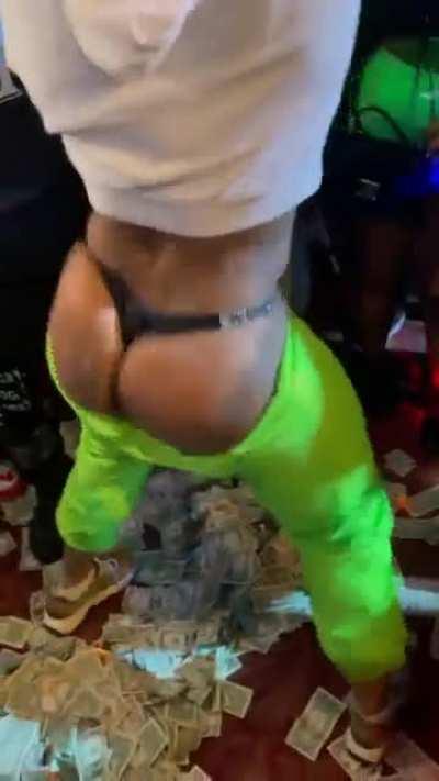 Shake off Sunday She went Crazy last night 🔥