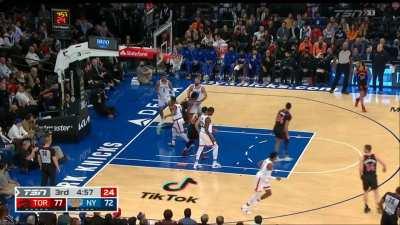 [Highlight] OG Anunoby slams down the lob from VanVleet on the Knicks defenders