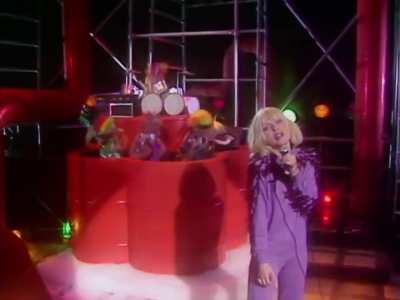 Deborah Harry performs Call Me on The Muppet Show