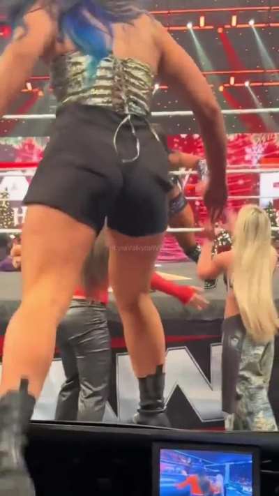 RAW: Happy Holidays (December 22, 2025)