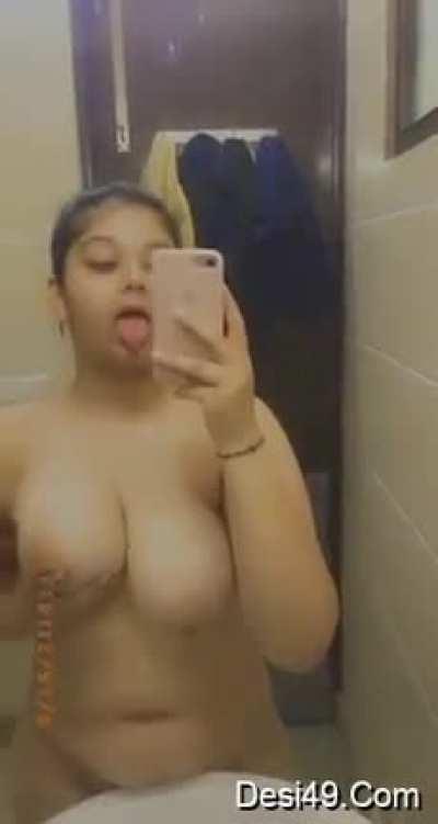 SEXY PAKI GIRL RECORD HER BOOBS SELFIE