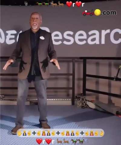 Omnidirectional floor that lets you stay at the same place while walking