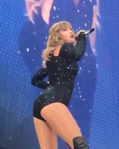 I'm glad she got that nice ass from her rep era 😍