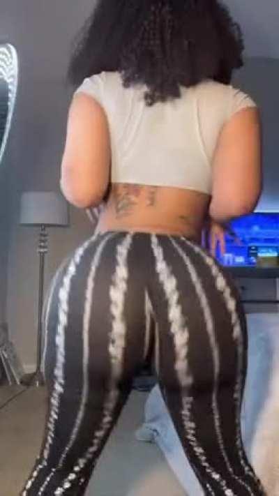 Big Ass Bouncing in Leggings