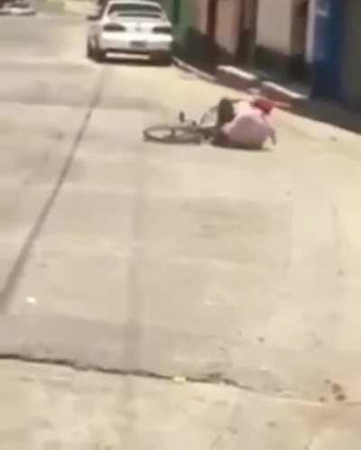 Por qué le pegas machetazos a la bicicleta?