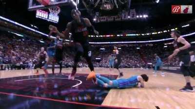 [Highlight] LaMelo Ball grabs at Bam’s leg as he runs back on defense