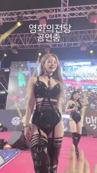 Imagine looking this cute and fill up entire venues with simps getting trying to hide their erection from you.