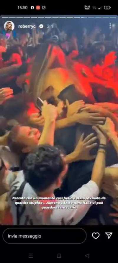 Roberryc si lancia nella folla e tutti le toccano il culone