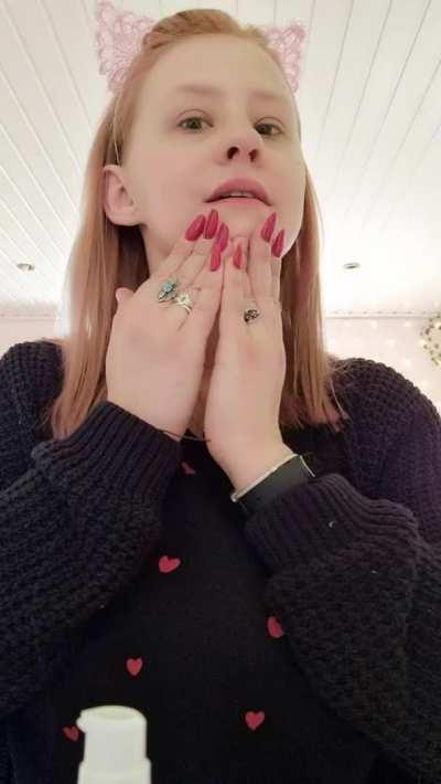 And this is my magic cream straight from Hogwarts for adults, which, along with the spell I do with my fingers - works just like this.