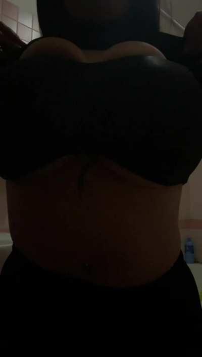 Lick or fuck my tiny college pussy