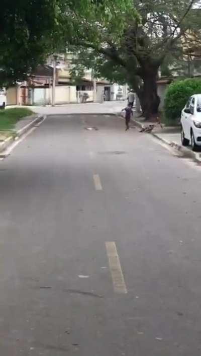 Subs do muquinha freiando a bike com o cu