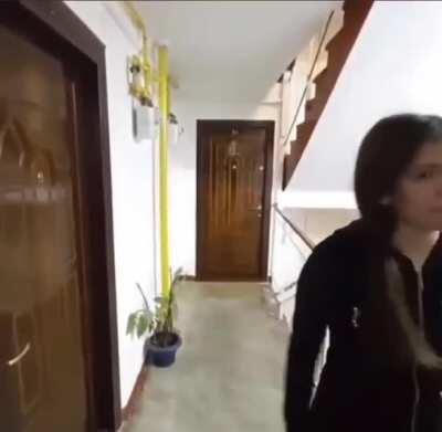 Rodditoare bate la usa WAGTHROmanului si ii explica ca nu se comporta conform cu uzantele elegantei si normele de bun simt din uniunea europeana.