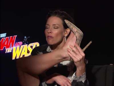 Evangeline Lilly showing off leg