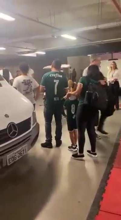 Calleri dando tapa no celular pelo ponto de vista do mlk