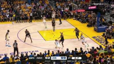 [Highlight] GSW with some great ball movement as Klay Thompson nails the corner 3 to beat the 3rd qtr buzzer