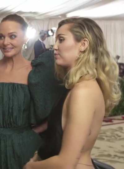 Miley Cyrus showing her sexy back