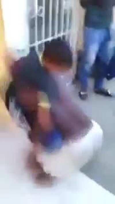 Rinha de criança vs anão (tem que legalizar essa bagaça)