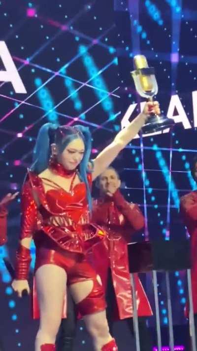 Singer's trophy breaks on stage