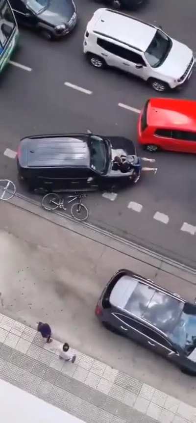 Belgrano C.: Ciclista ruso discutió con una mujer porque lo había golpeado con el auto y se lo llevó arriba del capot 