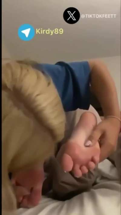 two blondes worship eachother😮‍💨