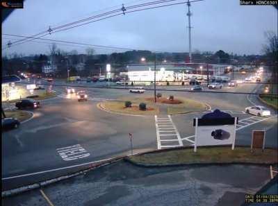 Traffic circle rules/etiquette: who’s the idiot here? Happened to me couple hours ago…