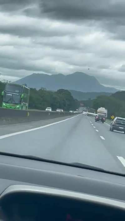 Avião monomotor faz pouso forçado em meio a carros e caminhões na BR-101 em SC; VÍDEO