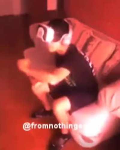 me pergunto oq sera q ele esta jogando