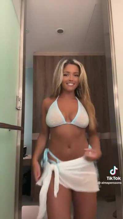 I love her outfit 😍😍