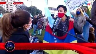 Venezonalo presente con la bandera de Venezuela en la manifestación del 17A