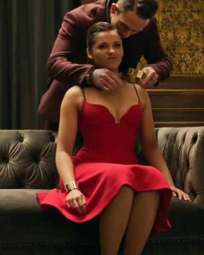 Watching Naomi Scott getting a leash on her was so hot 🤤