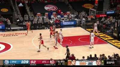 [Highlight] Trae Young hits a 3 from the logo to reduce the deficit to 17