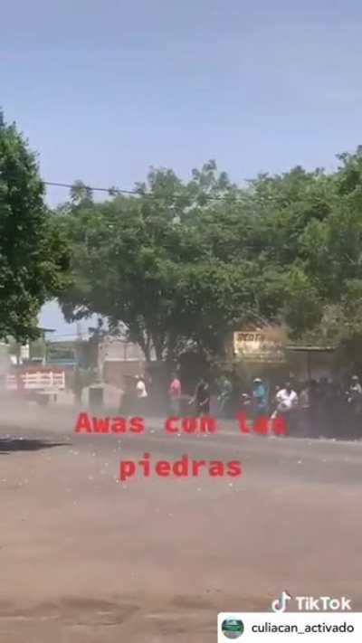 Ciudadanos dando saludos a la policía